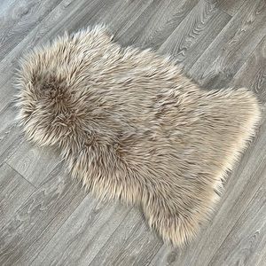 Faux fur rug 2’x3’
